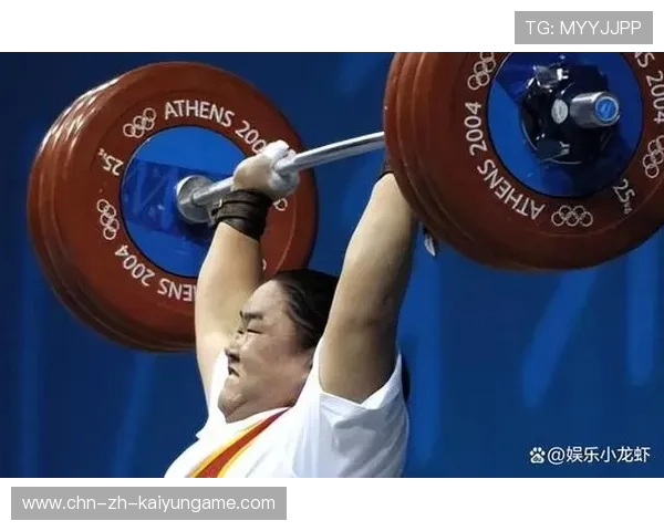 举重女子组队员呐喊震得灯都闪