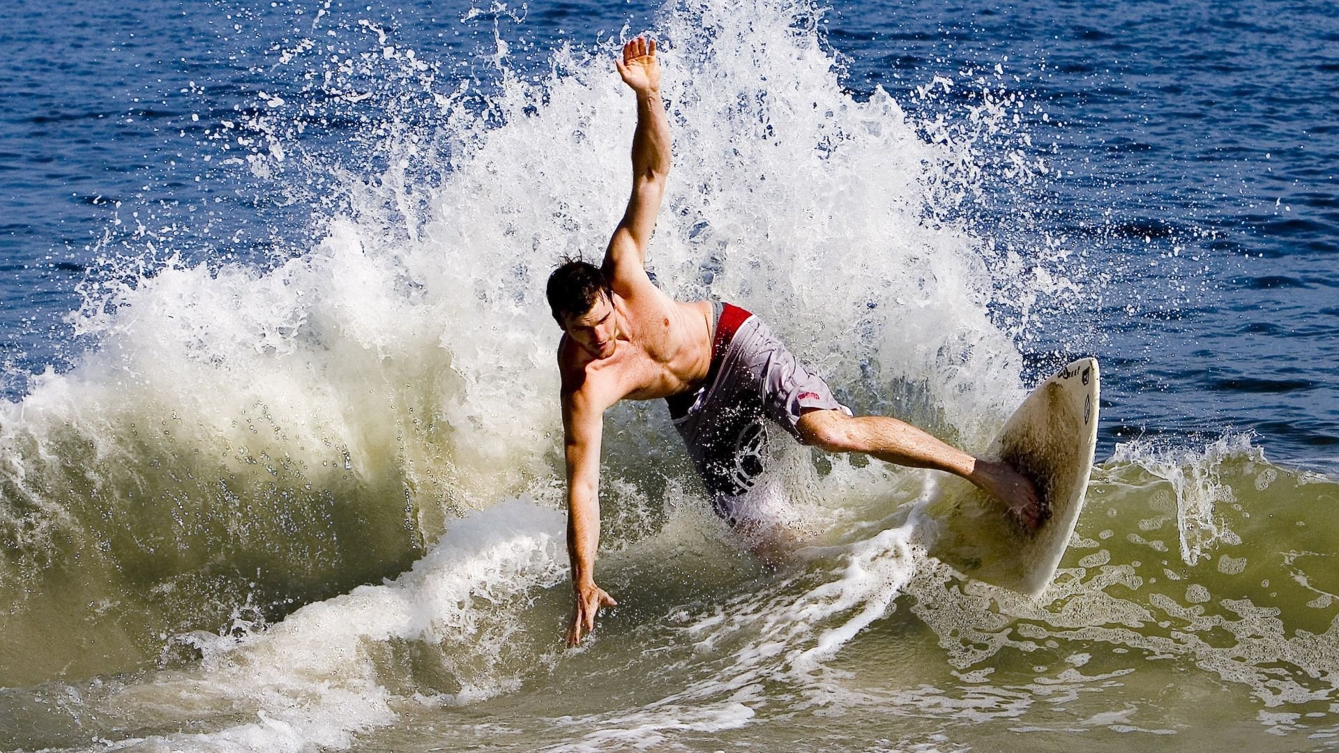 欧冠赛场外的商业活动同样吸引全球关注，欧冠比赛赛场
